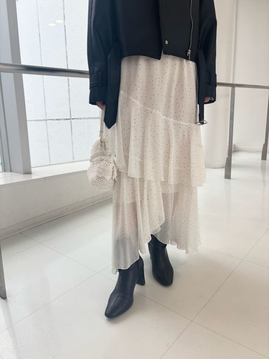 ブラック系のブーツ、その他のワンピース、ブラック系のトレンチコートを着用したレディースの冬コーディネートの7枚目の写真