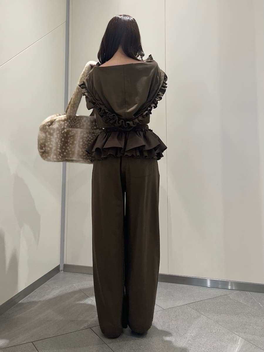 ブラウン系のその他パンツ、ブラウン系のパーカー、ホワイト系のキャミソールを着用したレディースの夏コーディネートの3枚目の写真