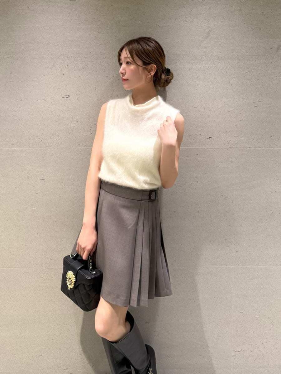 グレー系のその他パンツ、ホワイト系のTシャツ/カットソー、ブラック系のブーツを着用したレディースの秋コーディネートの5枚目の写真