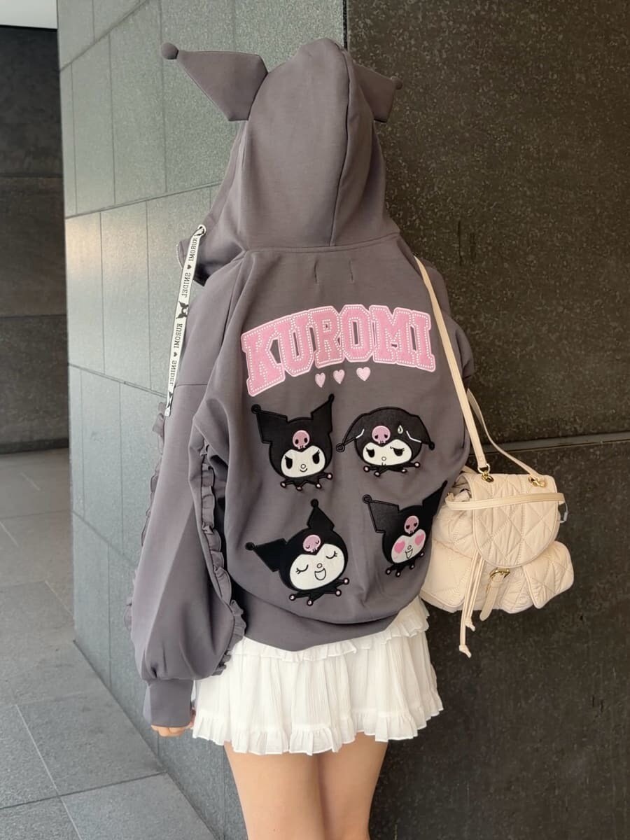 ホワイト系のその他パンツ、ブラック系のサンダル、ホワイト系のバックパック/リュックを着用したレディースの夏コーディネートの5枚目の写真