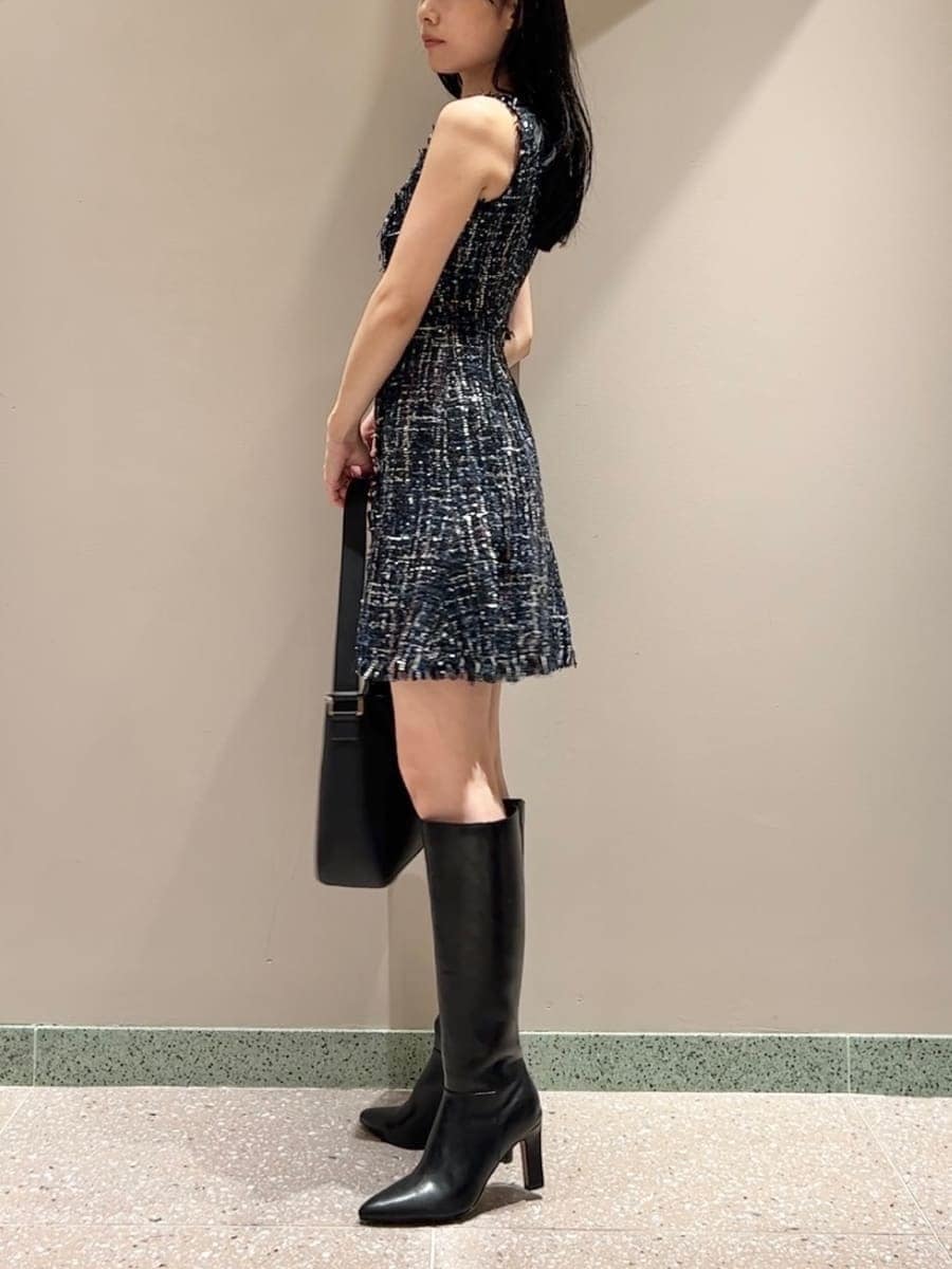 ブルー系のノーカラージャケット、ブルー系のワンピース、ブラック系のトートバッグを着用したレディースの秋コーディネートの3枚目の写真