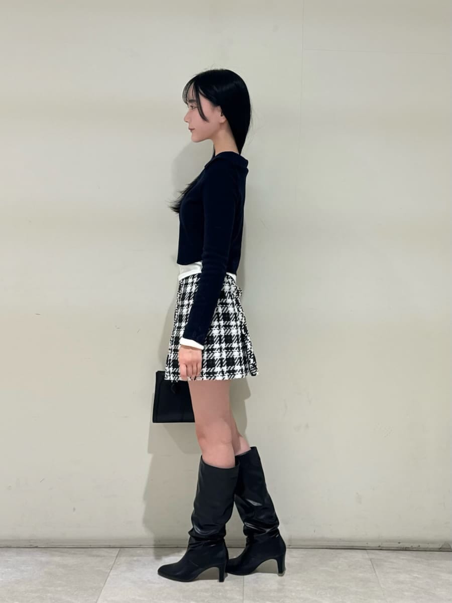 ブラック系のその他パンツ、ブルー系のニット/セーター、ブラック系のハンドバッグを着用したレディースの秋コーディネートの3枚目の写真