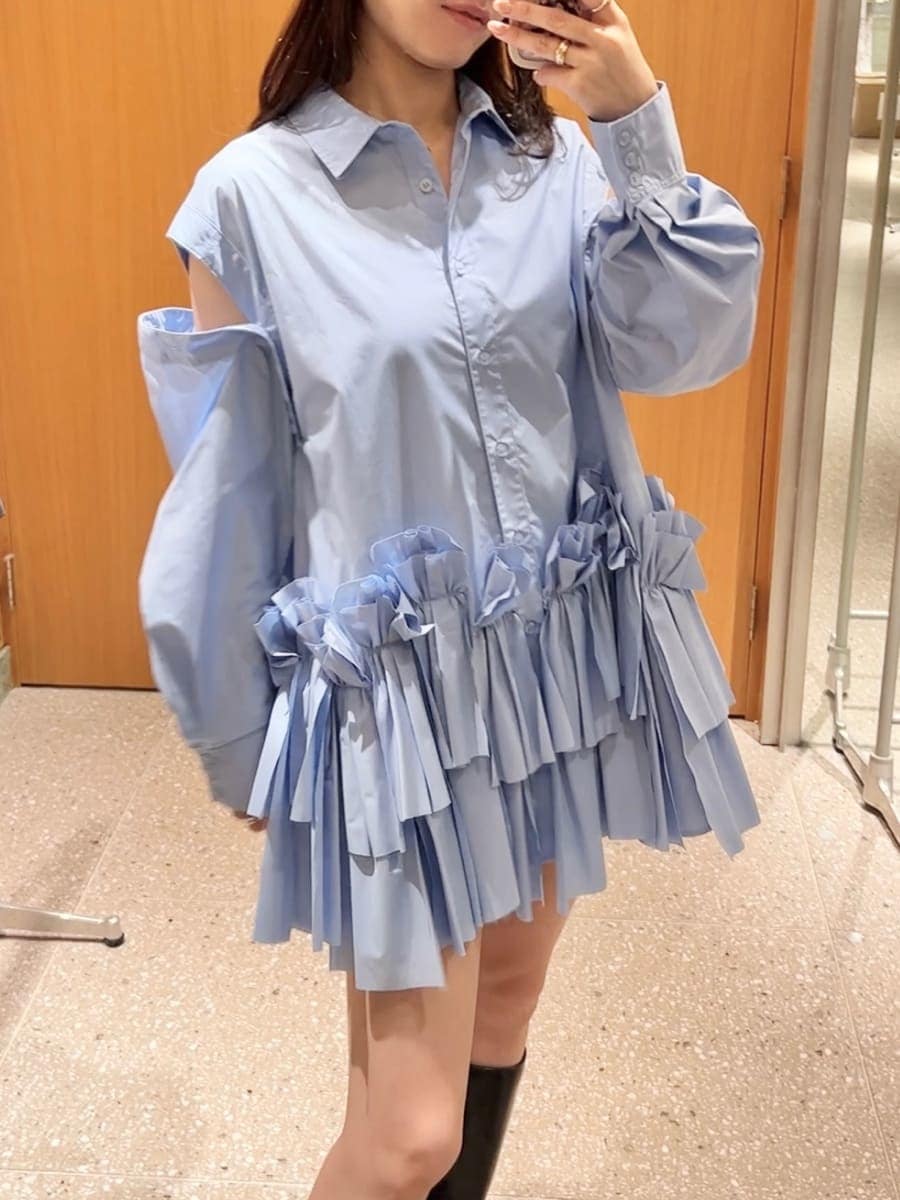 ブルー系のワンピース、ブラウン系のブルゾン、ホワイト系のハンドバッグを着用したレディースの秋コーディネートの8枚目の写真