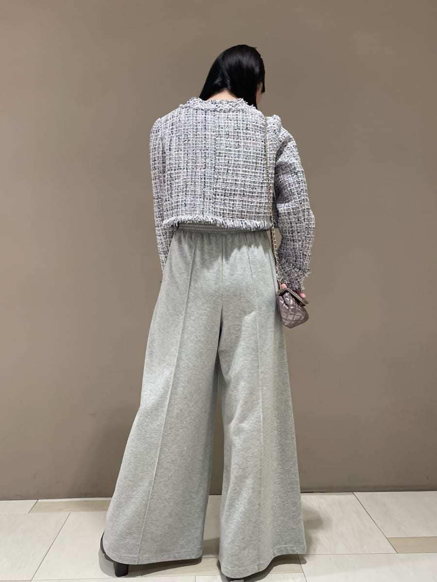 その他のノーカラージャケット、グレー系のその他パンツ、パープル系のショルダーバッグを着用したレディースの秋コーディネートの4枚目の写真