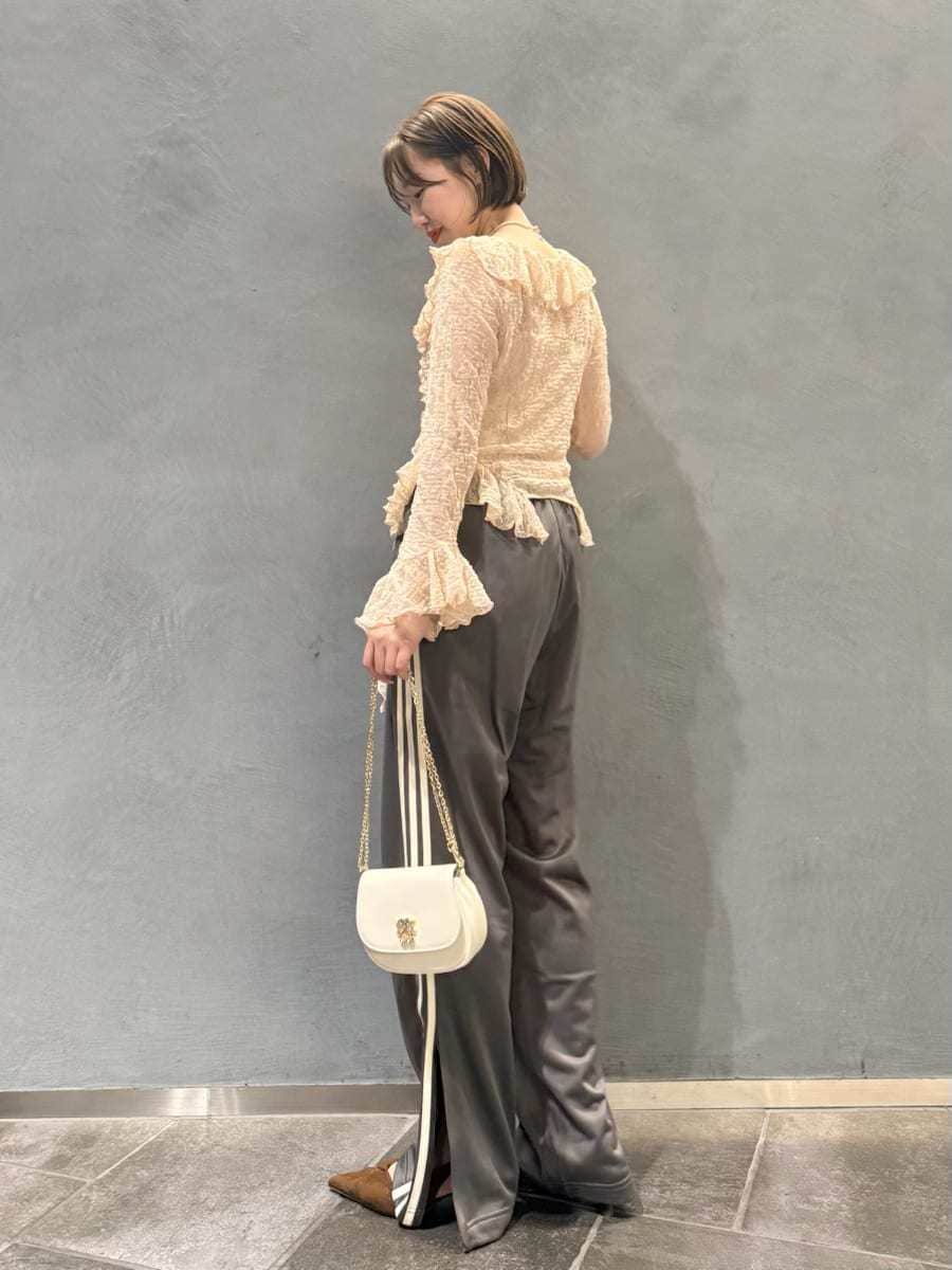 ピンク系のTシャツ/カットソー、グレー系のその他パンツ、ブラウン系のパンプスを着用したレディースの冬コーディネートの5枚目の写真