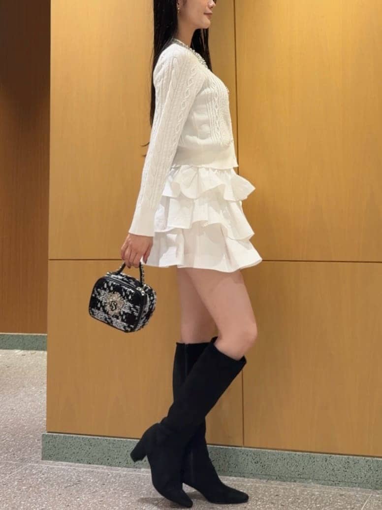 ホワイト系のその他パンツ、ホワイト系のニット/セーター、その他のブーツを着用したレディースの秋コーディネートの4枚目の写真