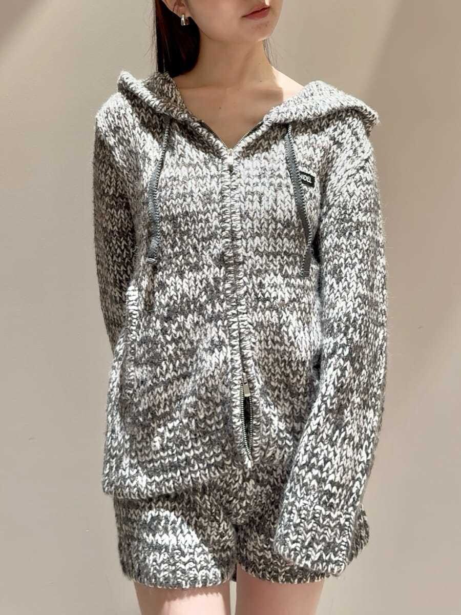 グレー系のニット/セーター、グレー系のその他パンツ、ブラック系のブーツを着用したレディースの秋コーディネートの5枚目の写真