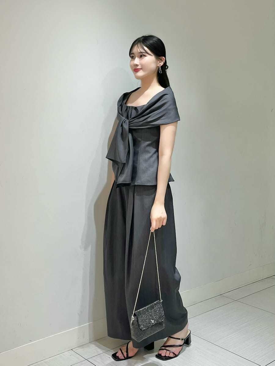 ブラック系のサンダル、グレー系のその他パンツ、グレー系のシャツ/ブラウスを着用したレディースの夏コーディネートの2枚目の写真