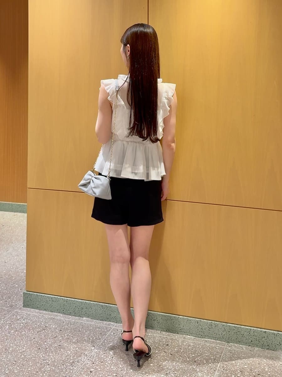 ブラック系のパンプス、ブラック系のその他パンツ、ホワイト系のシャツ/ブラウスを着用したレディースの春コーディネートの3枚目の写真