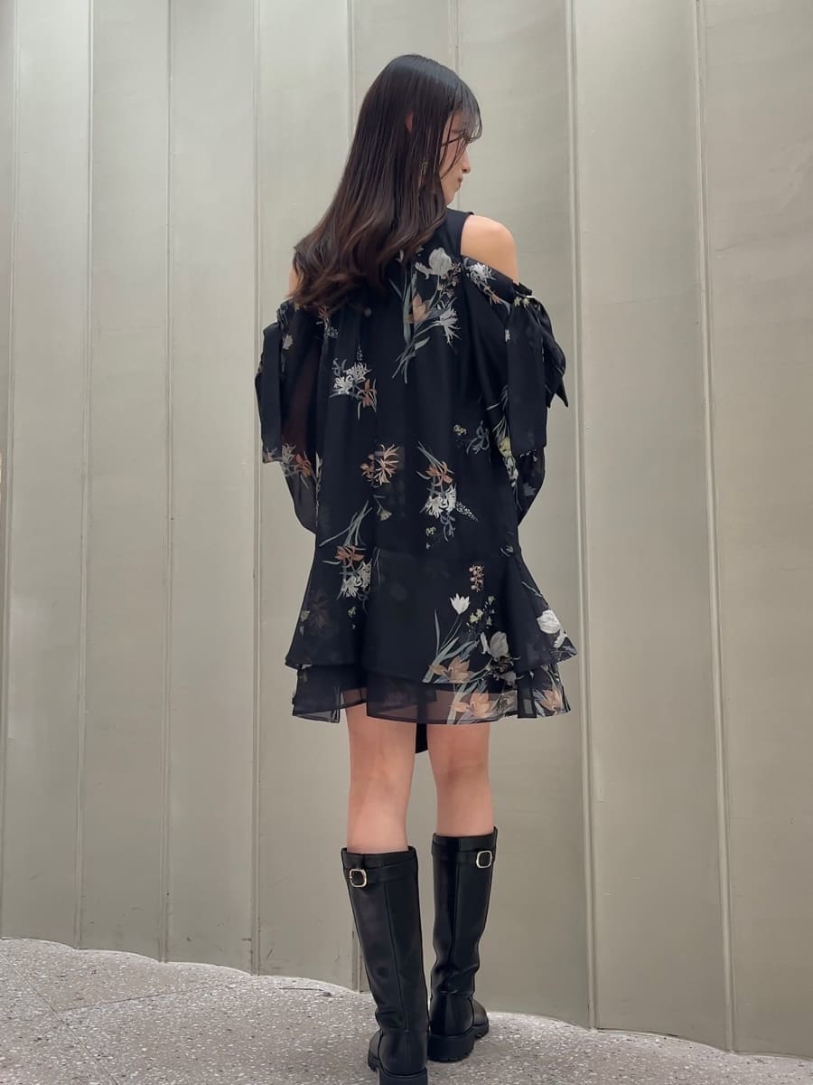 ホワイト系のテーラードジャケット、ブルー系のワンピース、ブラック系のショルダーバッグを着用したレディースの冬コーディネートの9枚目の写真