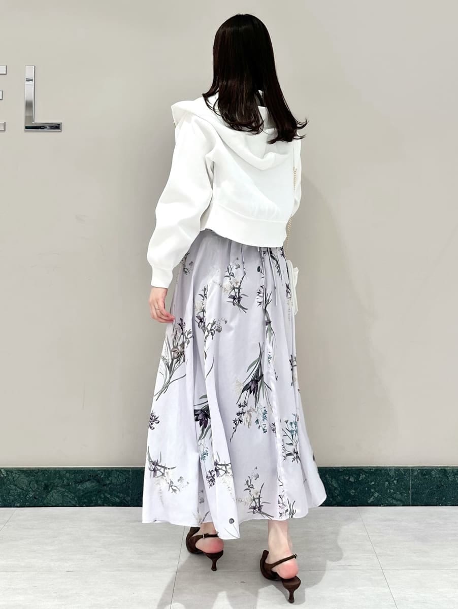 ホワイト系のパーカー、パープル系のワンピース、ブラウン系のパンプスを着用したレディースの冬コーディネートの4枚目の写真