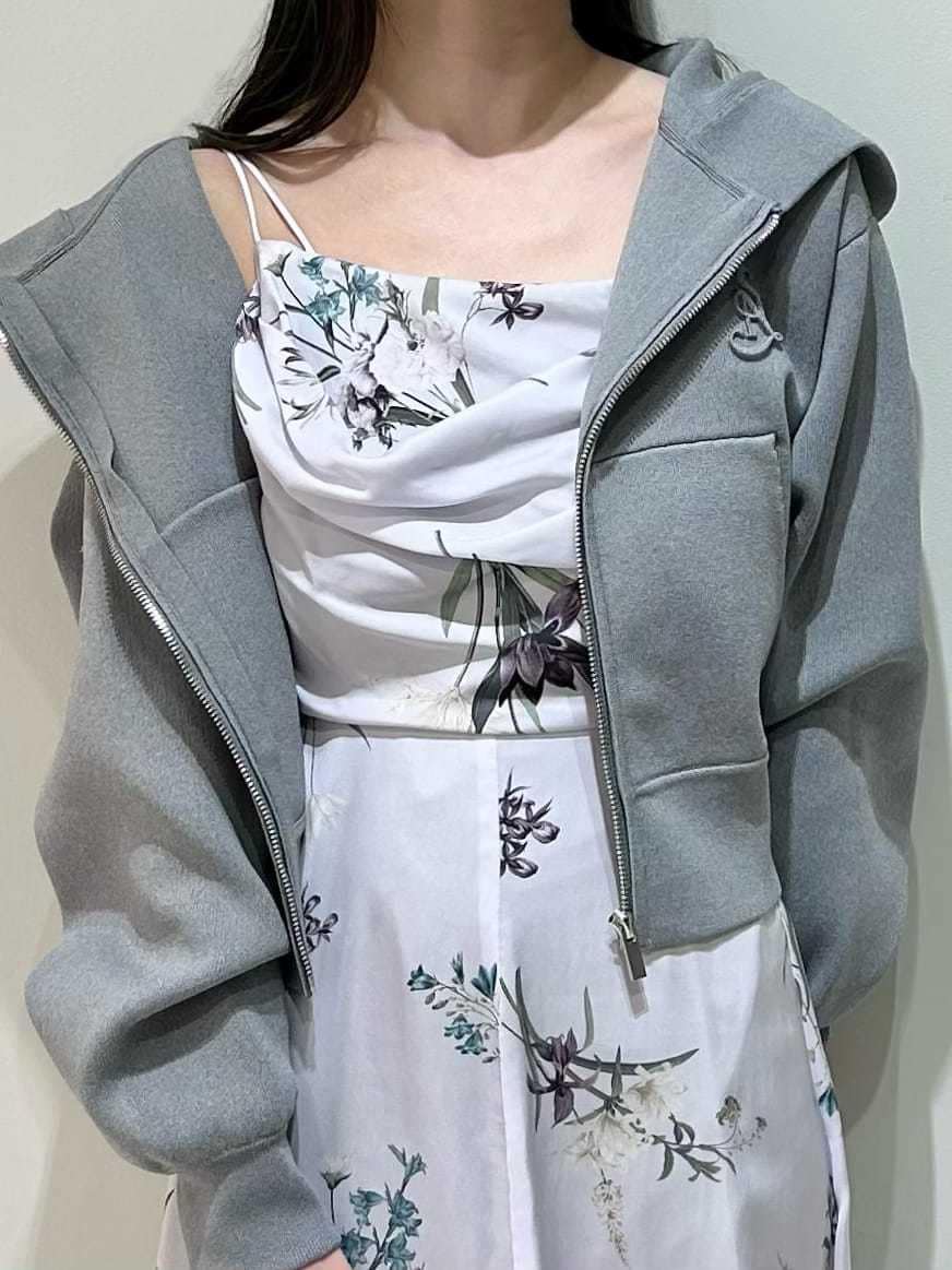 グレー系のブーツ、グレー系のパーカー、パープル系のワンピースを着用したレディースの春コーディネートの2枚目の写真