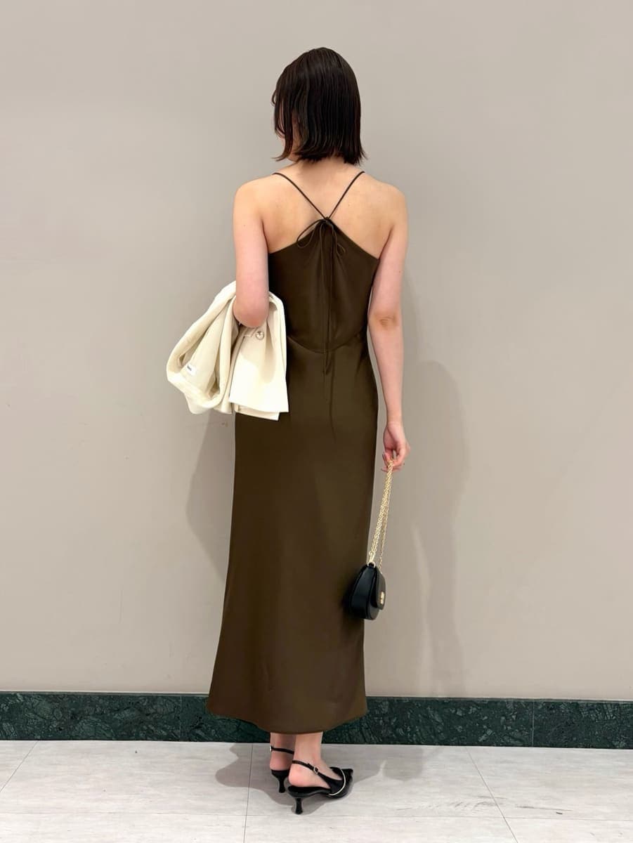 ホワイト系のテーラードジャケット、ブラック系のパンプス、ブラック系のショルダーバッグを着用したレディースの春コーディネートの4枚目の写真