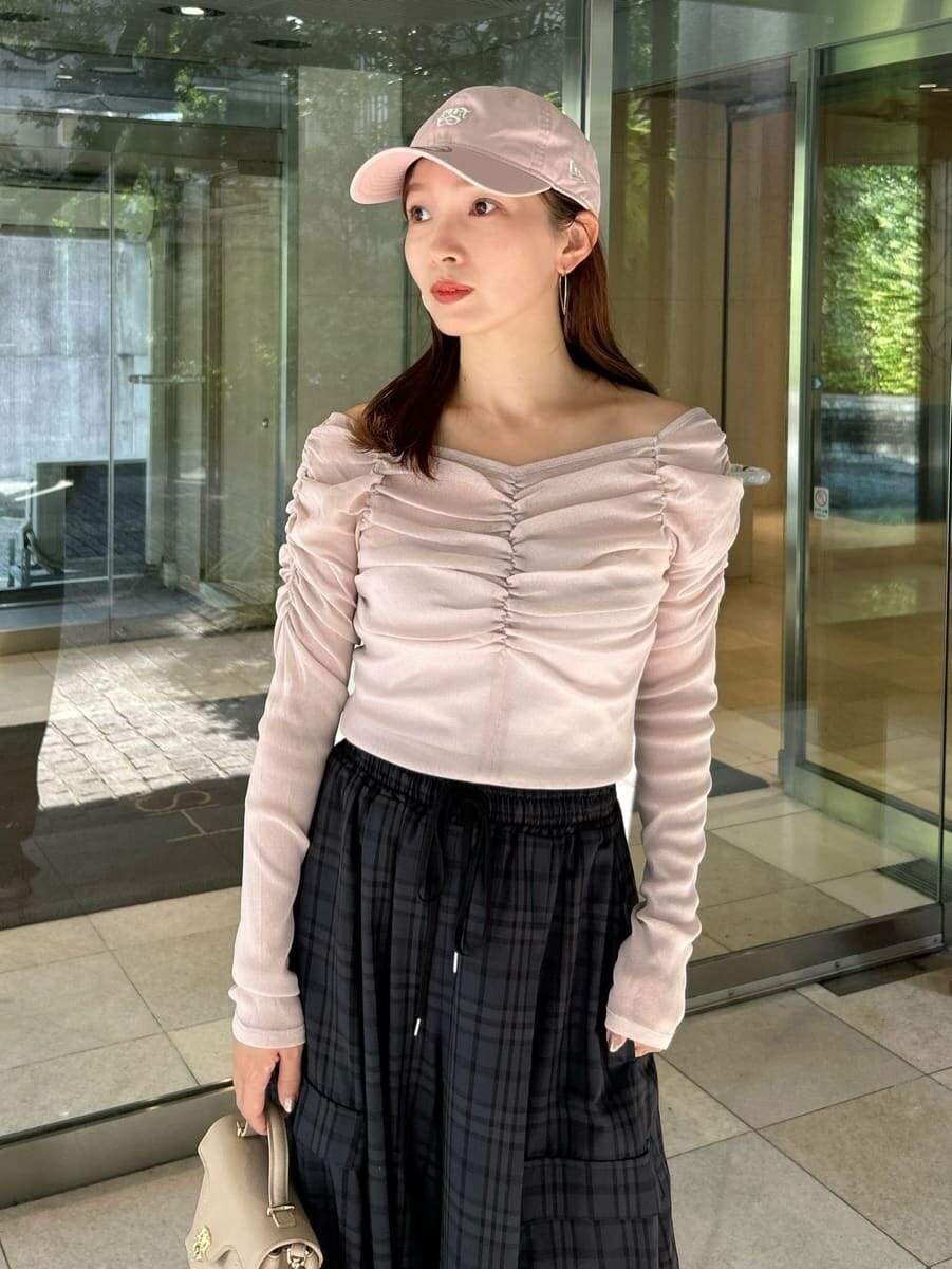 ピンク系のTシャツ/カットソー、ブルー系のその他パンツ、ベージュ系のショルダーバッグを着用したレディースの秋コーディネートの6枚目の写真