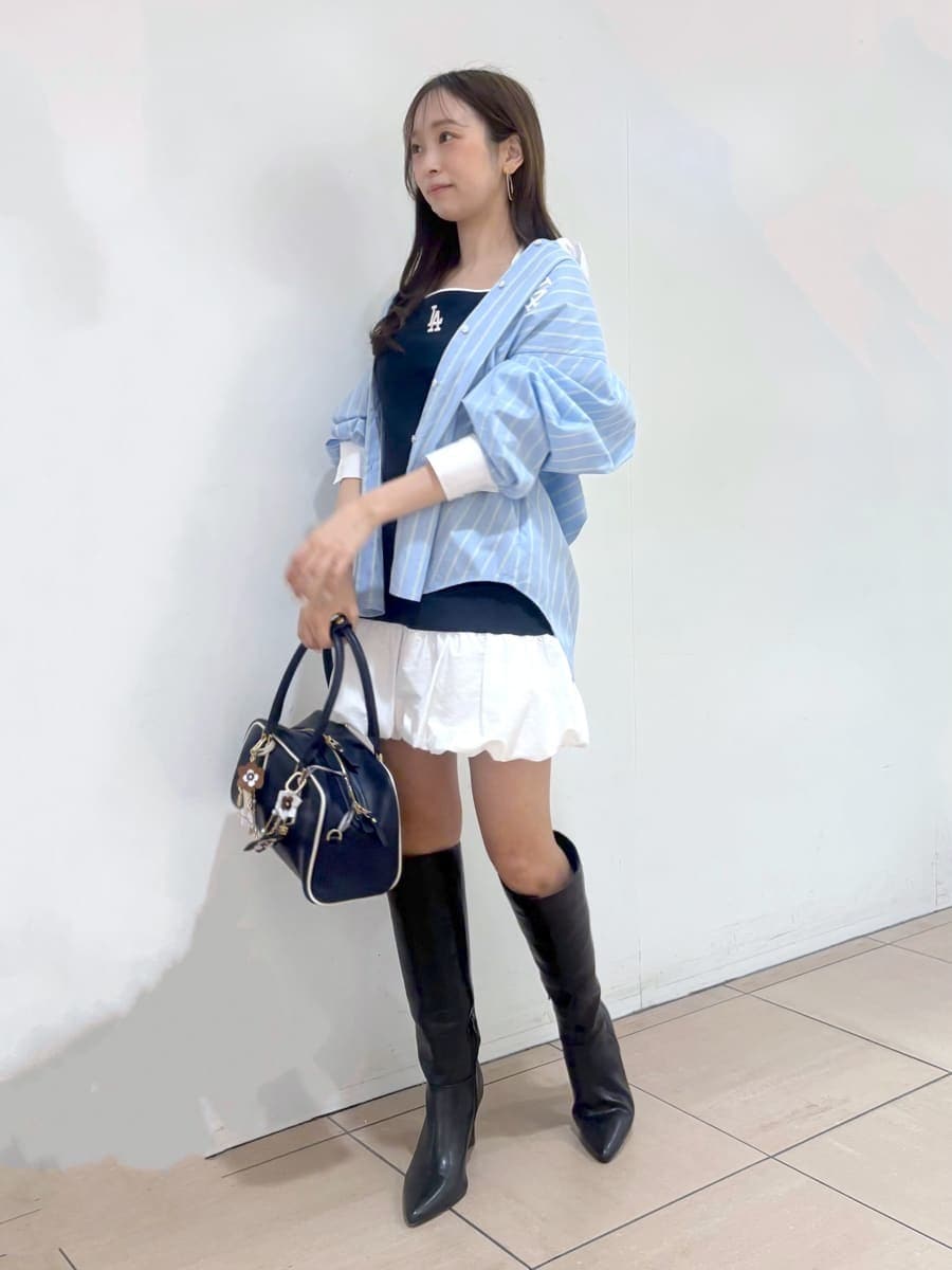 ブラック系のブーツ、ブルー系のワンピース、ブルー系のシャツ/ブラウスを着用したレディースの春コーディネートの2枚目の写真