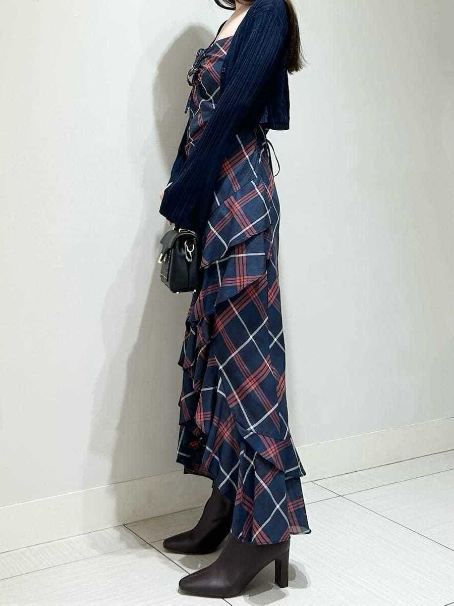 ブルー系のワンピース、ブルー系のカーディガン/ボレロ、レッド系のブーツを着用したレディースの夏コーディネートの2枚目の写真