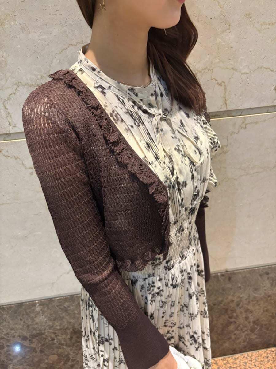 ベージュ系のワンピース、ホワイト系のカーディガン/ボレロ、ブラウン系のパンプスを着用したレディースの冬コーディネートの9枚目の写真