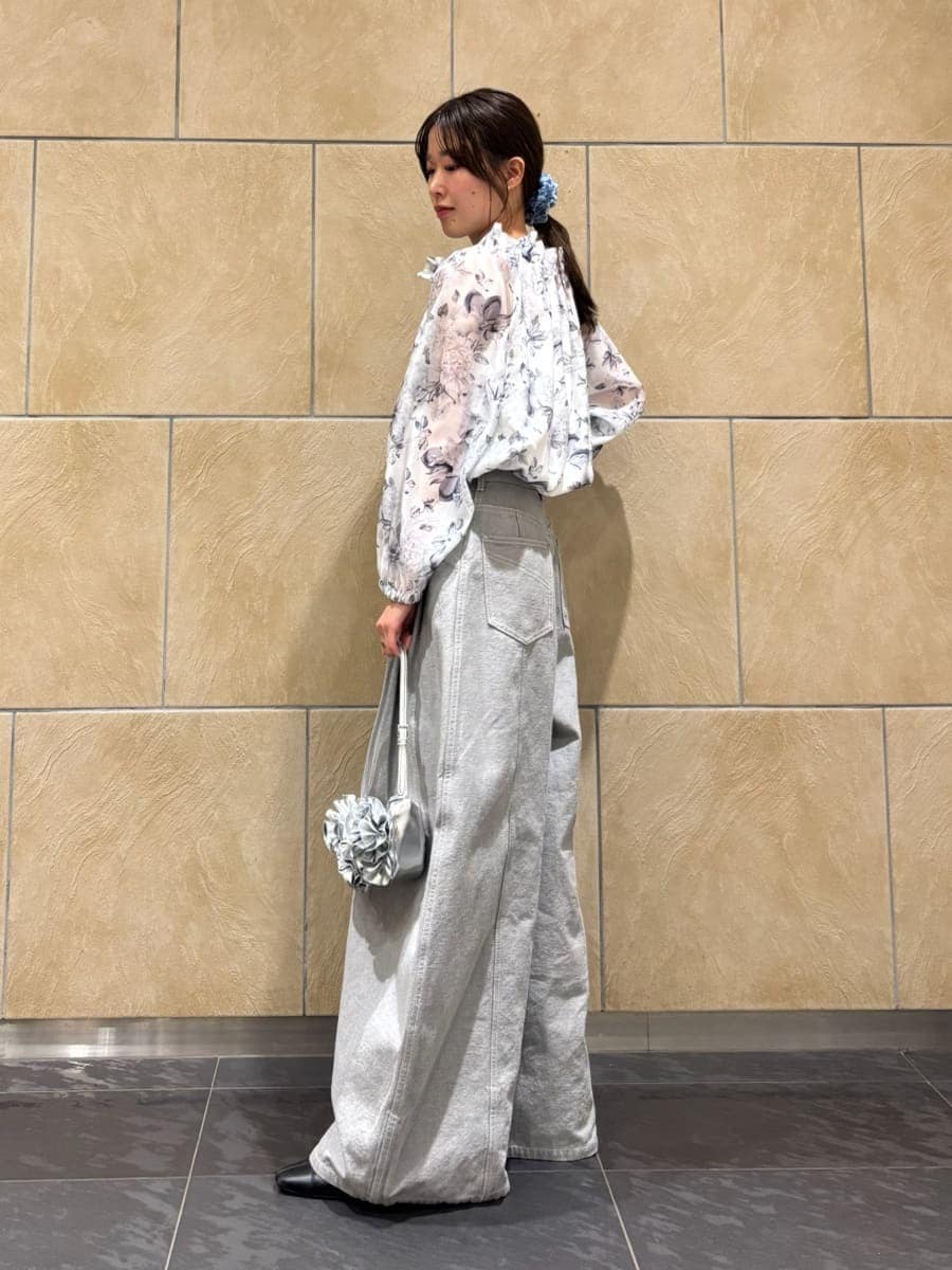 グレー系のデニムパンツ、ホワイト系のシャツ/ブラウス、シルバー系のハンドバッグを着用したレディースの冬コーディネートの3枚目の写真