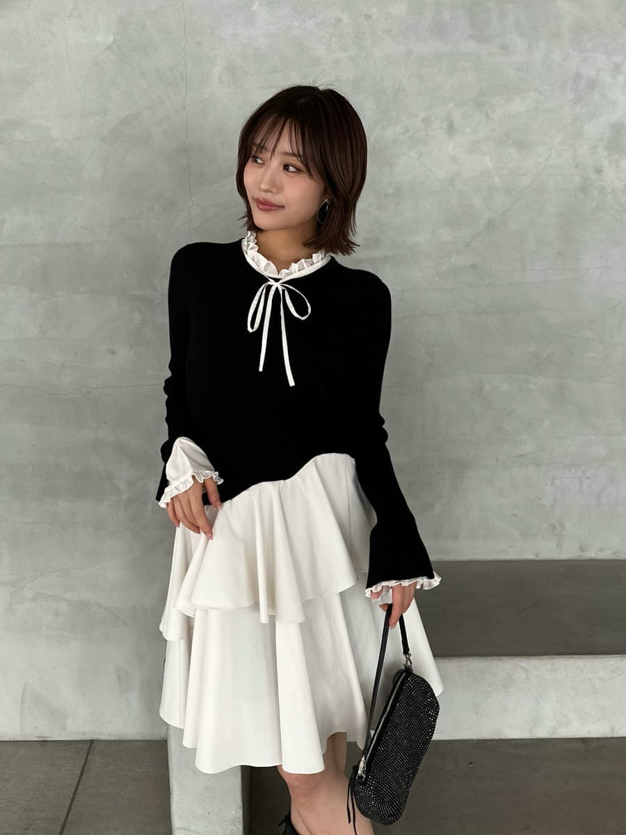 ブラック系のブーツ、ブラック系のワンピースを着用したレディースの冬コーディネートの2枚目の写真