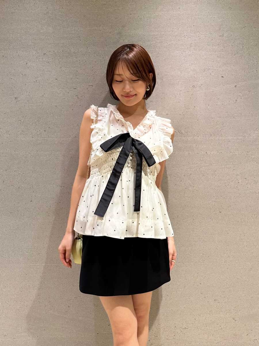 ホワイト系のサンダル、イエロー系のショルダーバッグ、ブラック系のその他パンツを着用したレディースの春コーディネートの7枚目の写真
