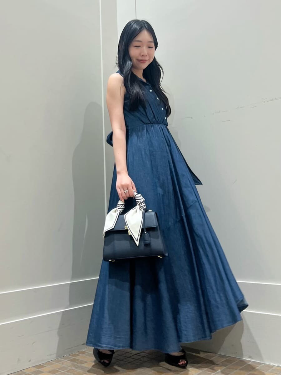 ブルー系のワンピース、ブラック系のサンダル、ブルー系のショルダーバッグを着用したレディースの夏コーディネートの3枚目の写真