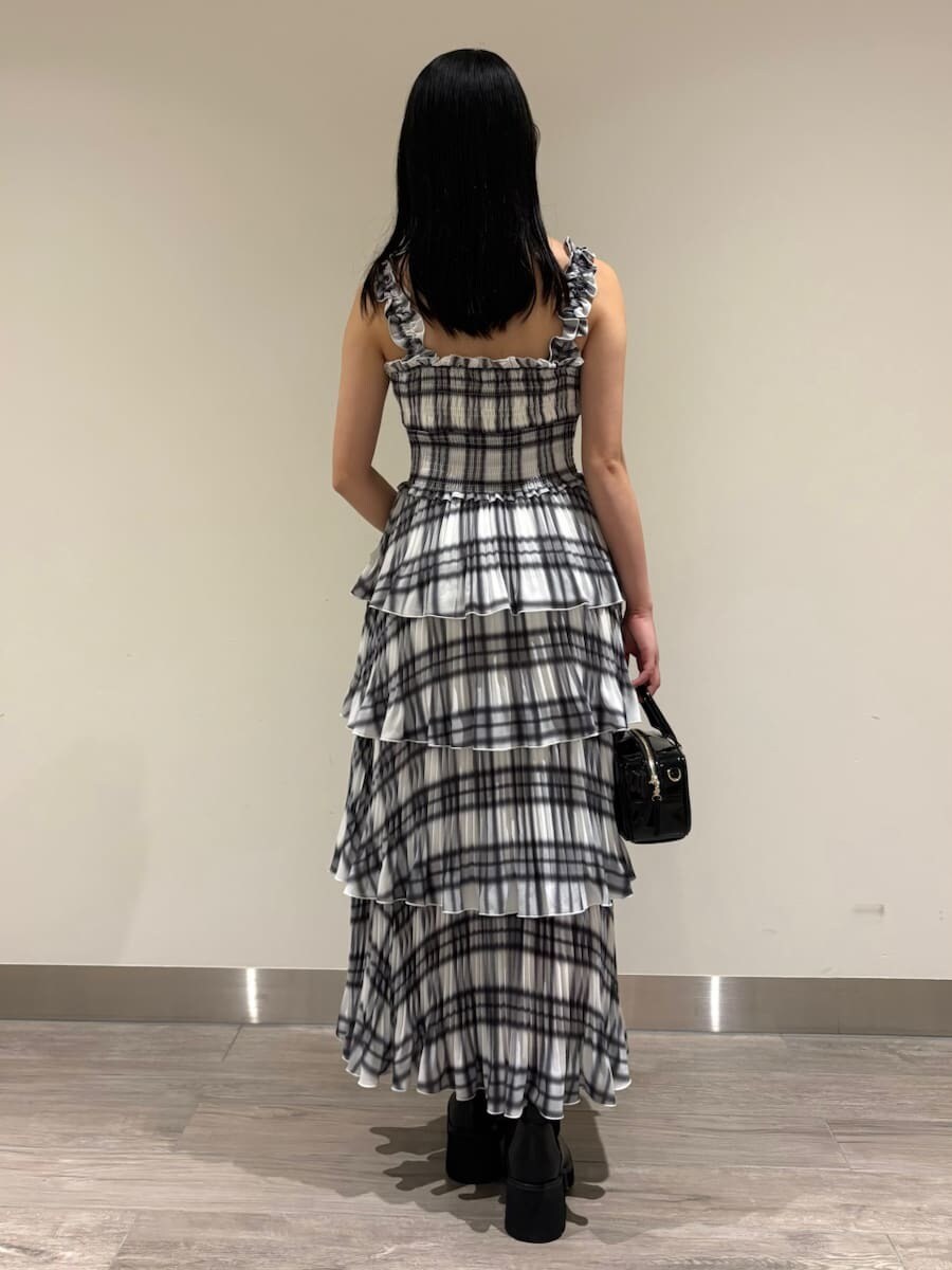 その他のワンピース、ブラック系のブルゾン、ブラック系のボストンバッグを着用したレディースの秋コーディネートの6枚目の写真