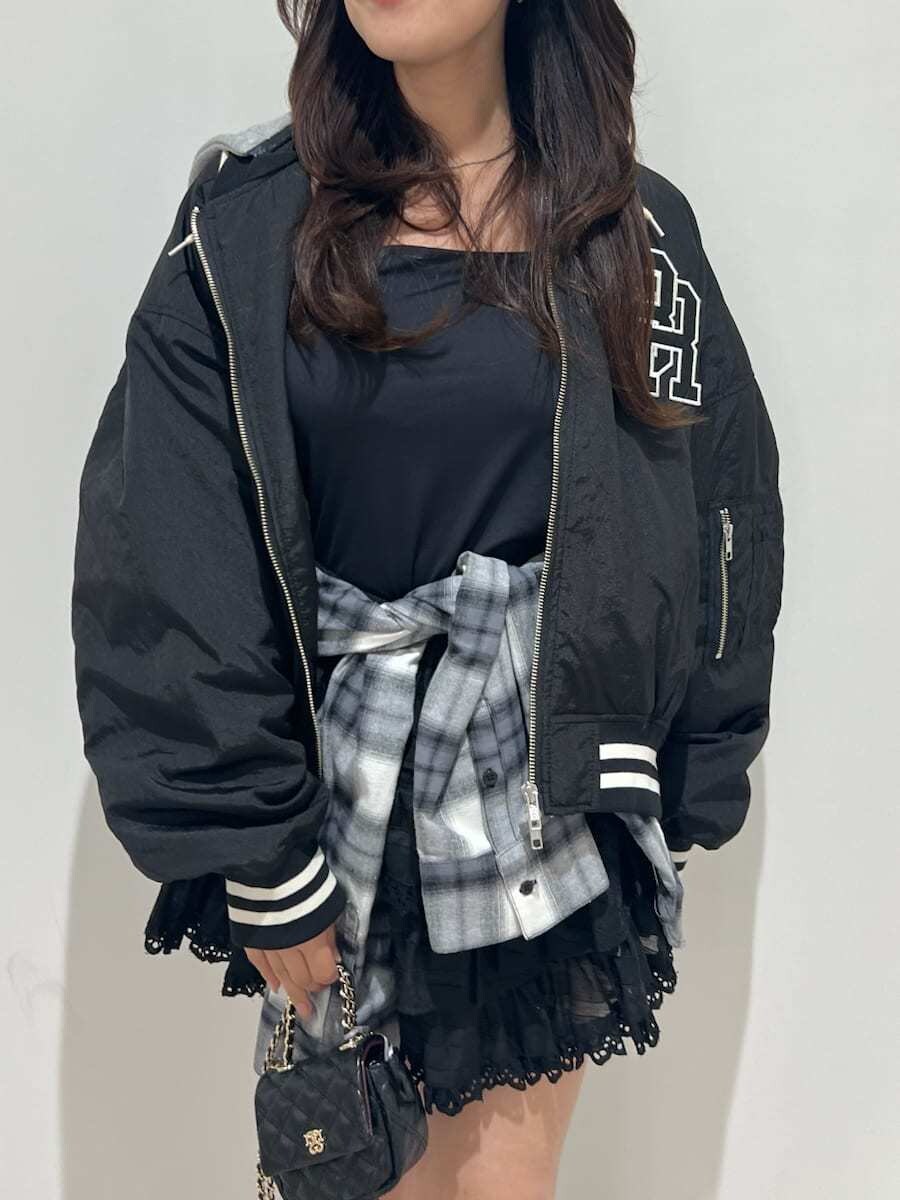 ブラック系のブルゾン、ブラック系のその他パンツ、ブラック系のシャツ/ブラウスを着用したレディースの秋コーディネートの4枚目の写真