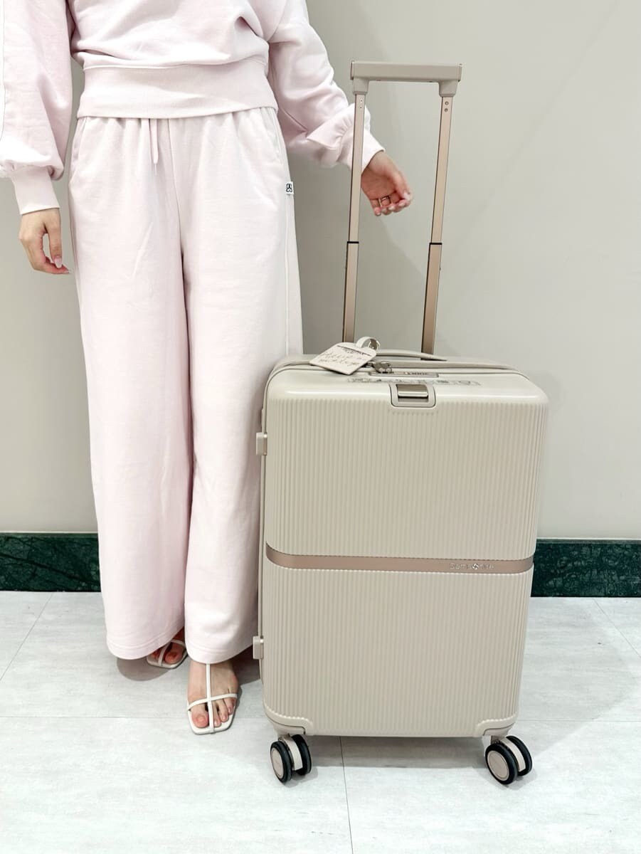 ピンク系のスウェット、ピンク系のスウェットパンツ、ホワイト系のサンダルを着用したレディースの夏コーディネートの5枚目の写真