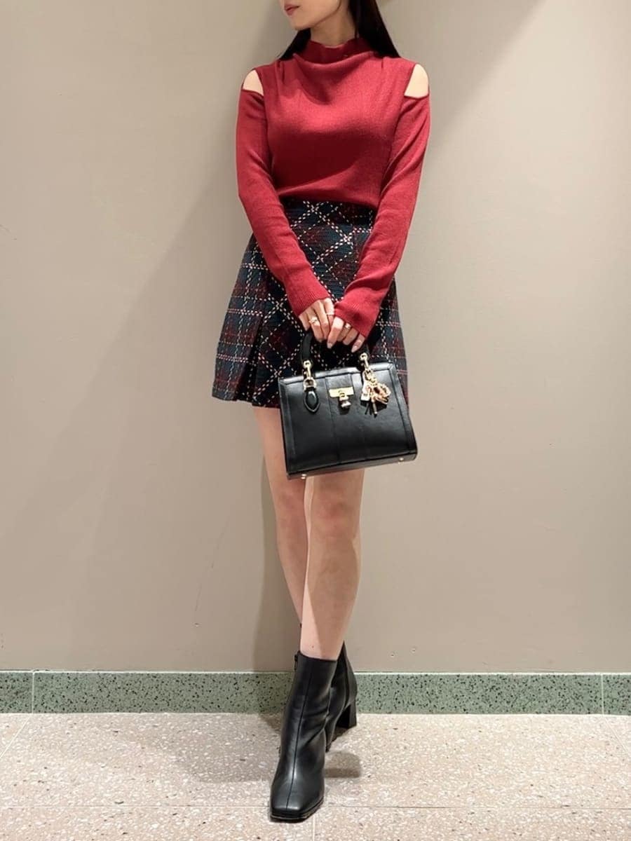 ブルー系のその他パンツ、レッド系のニット/セーター、ブラック系のハンドバッグを着用したレディースの冬コーディネートの5枚目の写真