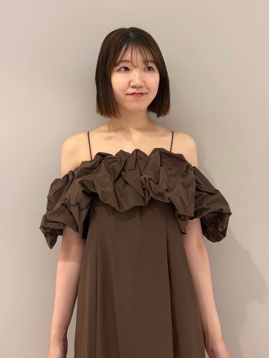ホワイト系のサンダル、ホワイト系のかごバッグ、ブラウン系のワンピースを着用したレディースの夏コーディネートの5枚目の写真