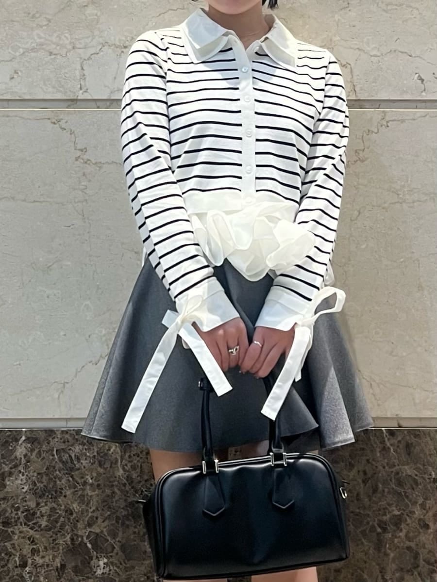 グレー系のその他パンツ、その他のニット/セーター、ブラック系のボストンバッグを着用したレディースの冬コーディネートの5枚目の写真