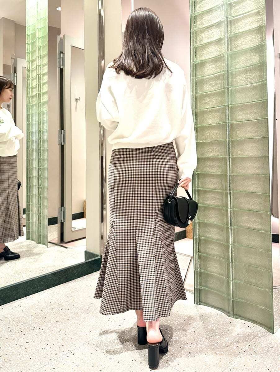 ホワイト系のスウェット、その他のスカート、ブラック系のローファーを着用したレディースの秋コーディネートの5枚目の写真