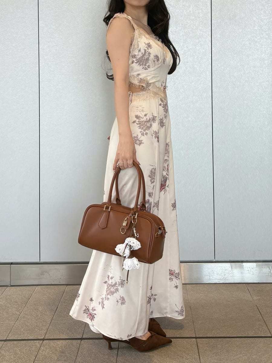 ホワイト系のテーラードジャケット、ホワイト系のワンピース、ブラウン系のパンプスを着用したレディースの春コーディネートの3枚目の写真