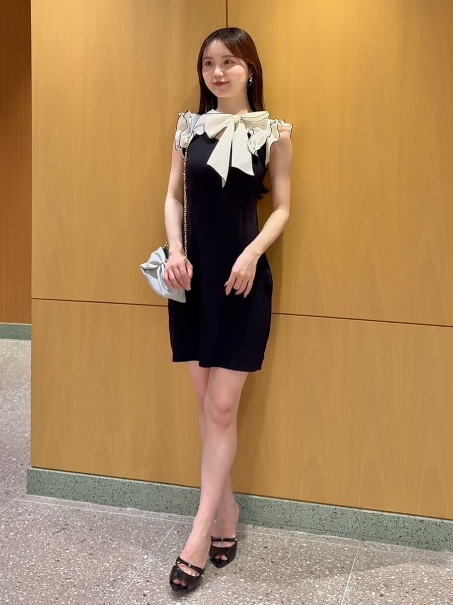 ブラック系のワンピース、ブラック系のサンダルを着用したレディースの夏コーディネートの2枚目の写真