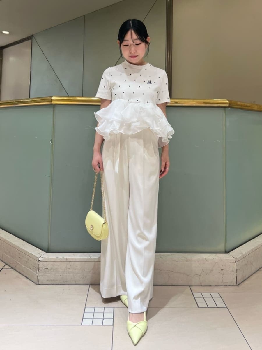 ホワイト系のその他パンツ、その他のTシャツ/カットソー、イエロー系のパンプスを着用したレディースの春コーディネートの2枚目の写真