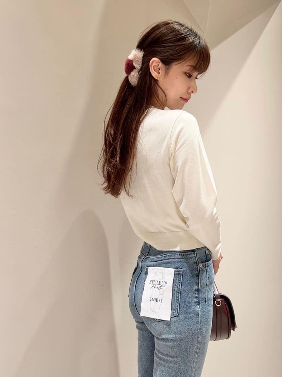 ホワイト系のカーディガン/ボレロ、ブルー系のその他パンツ、ブラウン系のハンドバッグを着用したレディースの夏コーディネートの5枚目の写真