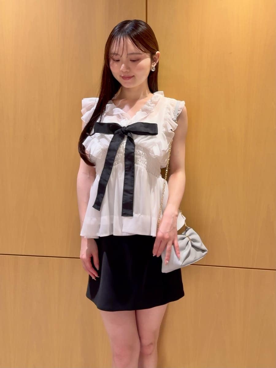 ブラック系のパンプス、ブラック系のその他パンツ、ホワイト系のシャツ/ブラウスを着用したレディースの春コーディネートの4枚目の写真