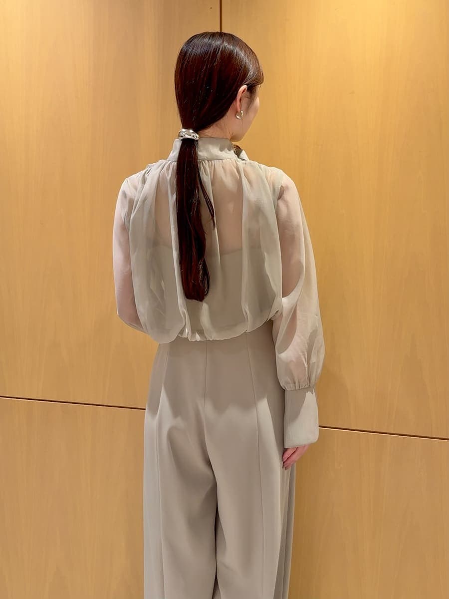 グリーン系のつなぎ/オールインワンを着用したレディースの冬コーディネートの6枚目の写真