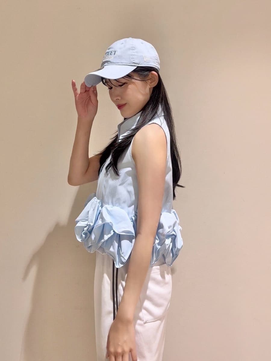 ホワイト系のその他パンツ、ブラック系のかごバッグ、ブルー系のシャツ/ブラウスを着用したレディースの春コーディネートの4枚目の写真