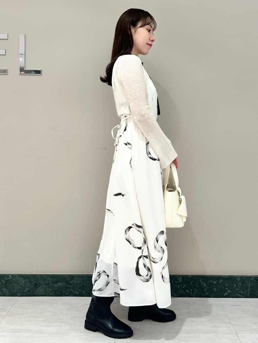 ホワイト系のワンピース、ホワイト系のハンドバッグを着用したレディースの冬コーディネートの4枚目の写真