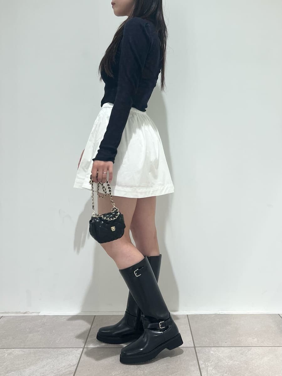 グレー系のニット/セーター、ホワイト系のその他パンツ、ブラック系のショルダーバッグを着用したレディースの夏コーディネートの2枚目の写真