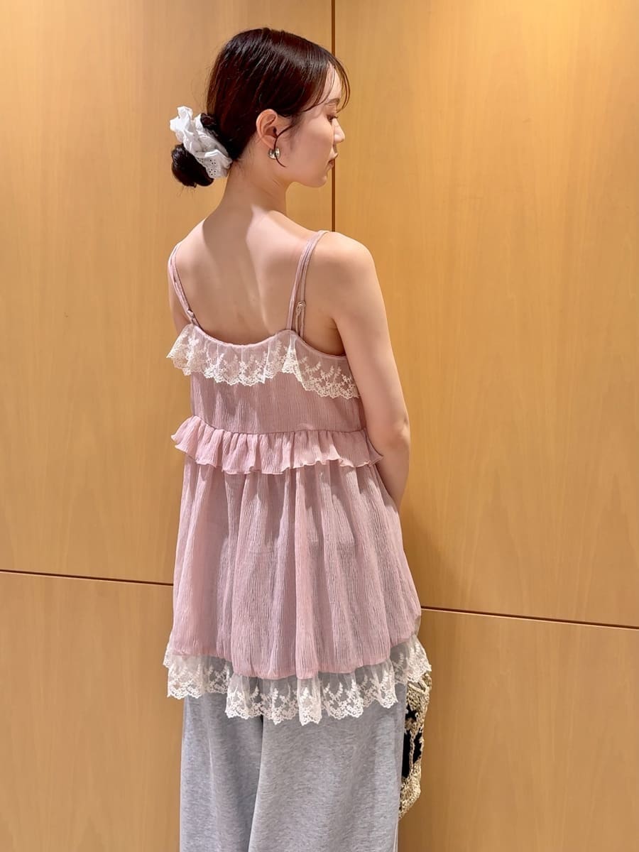 グレー系のその他パンツ、その他のサンダル、ブラック系のトートバッグを着用したレディースの夏コーディネートの5枚目の写真