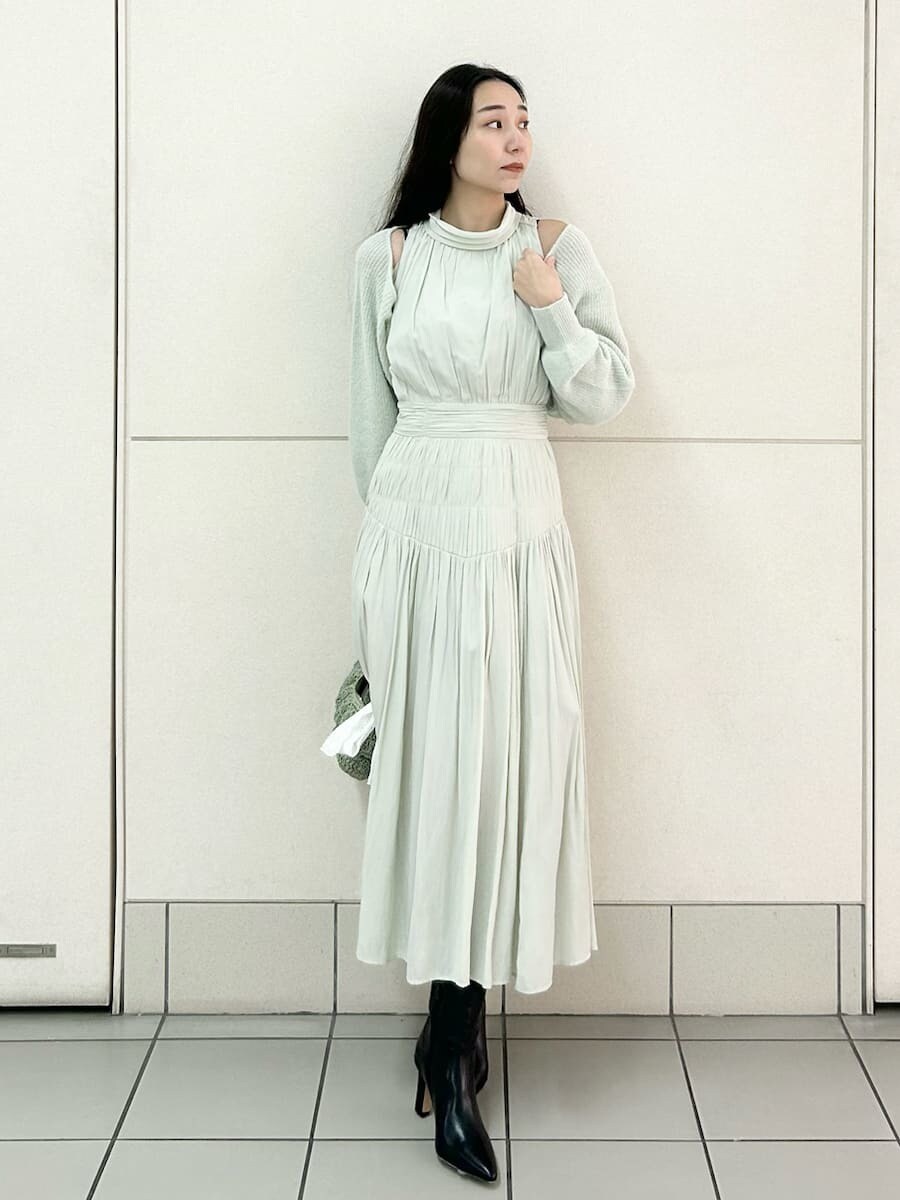 ブラック系のブーツ、グリーン系のワンピース、グリーン系のカーディガン/ボレロを着用したレディースの冬コーディネートの2枚目の写真