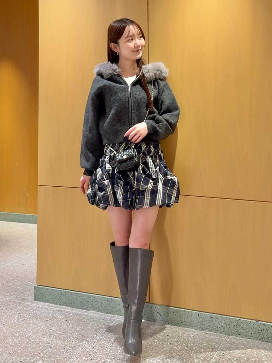 グレー系のブーツ、ブラック系のショルダーバッグ、その他のその他パンツを着用したレディースの秋コーディネートの2枚目の写真