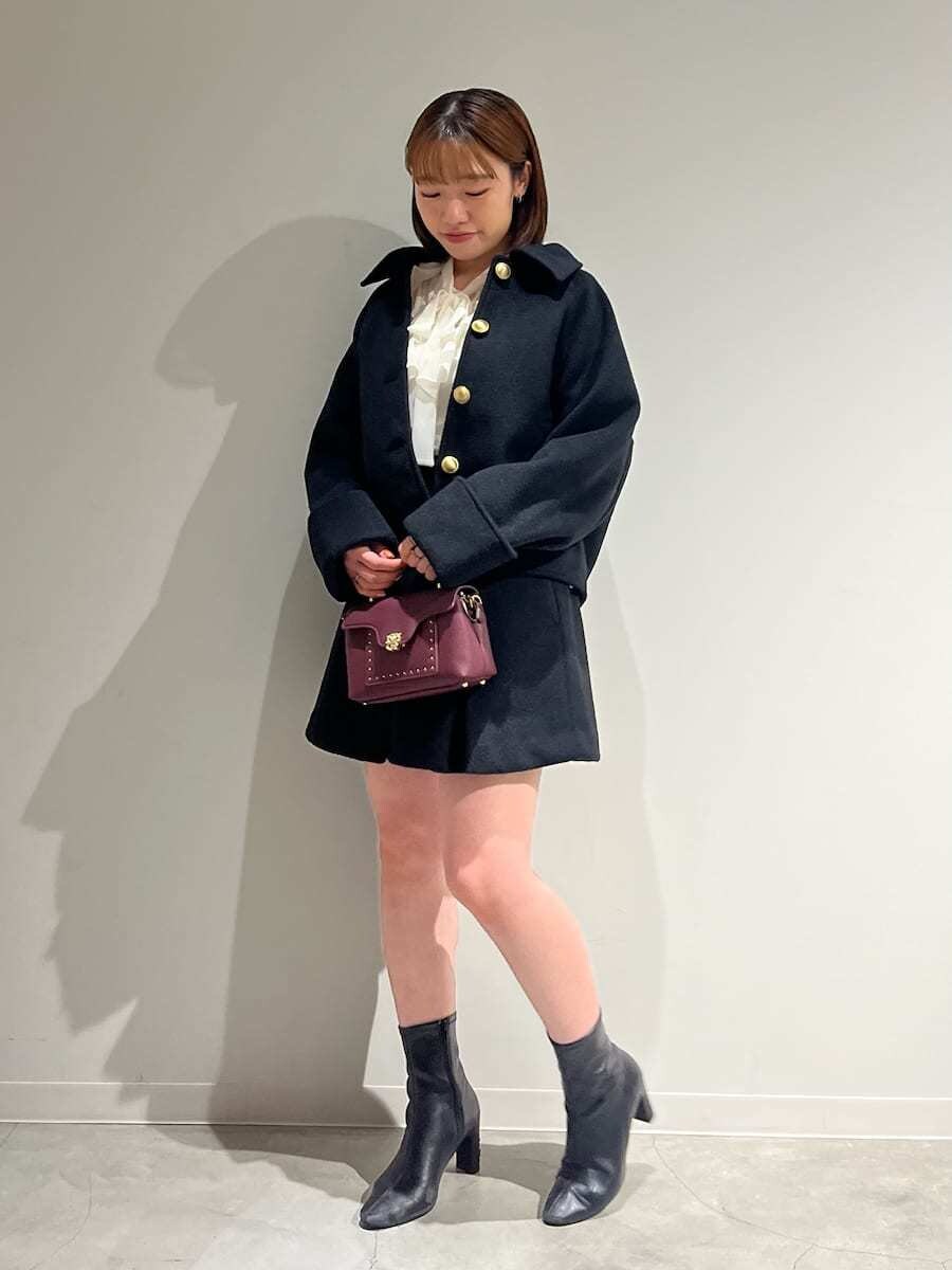 ブラック系のブルゾン、ホワイト系のシャツ/ブラウス、ブラック系のスカートを着用したレディースの秋コーディネートの2枚目の写真