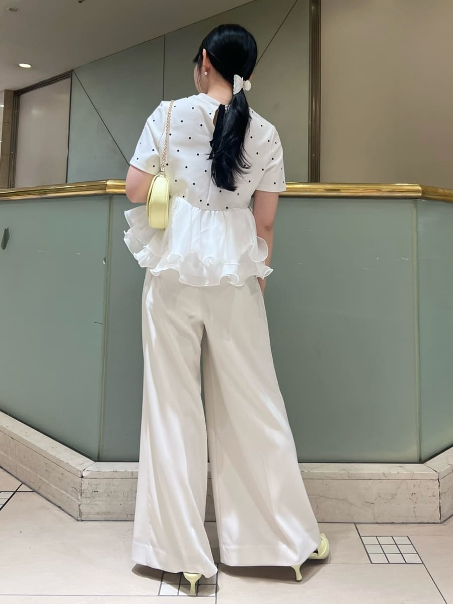 ホワイト系のその他パンツ、その他のTシャツ/カットソー、イエロー系のパンプスを着用したレディースの春コーディネートの3枚目の写真