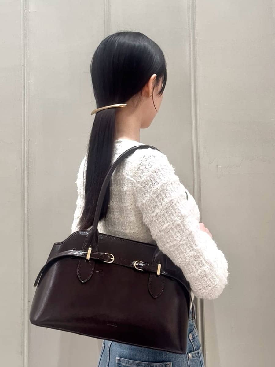 ホワイト系のカーディガン/ボレロ、ブラック系のローファー、ブラウン系のボストンバッグを着用したレディースの夏コーディネートの6枚目の写真