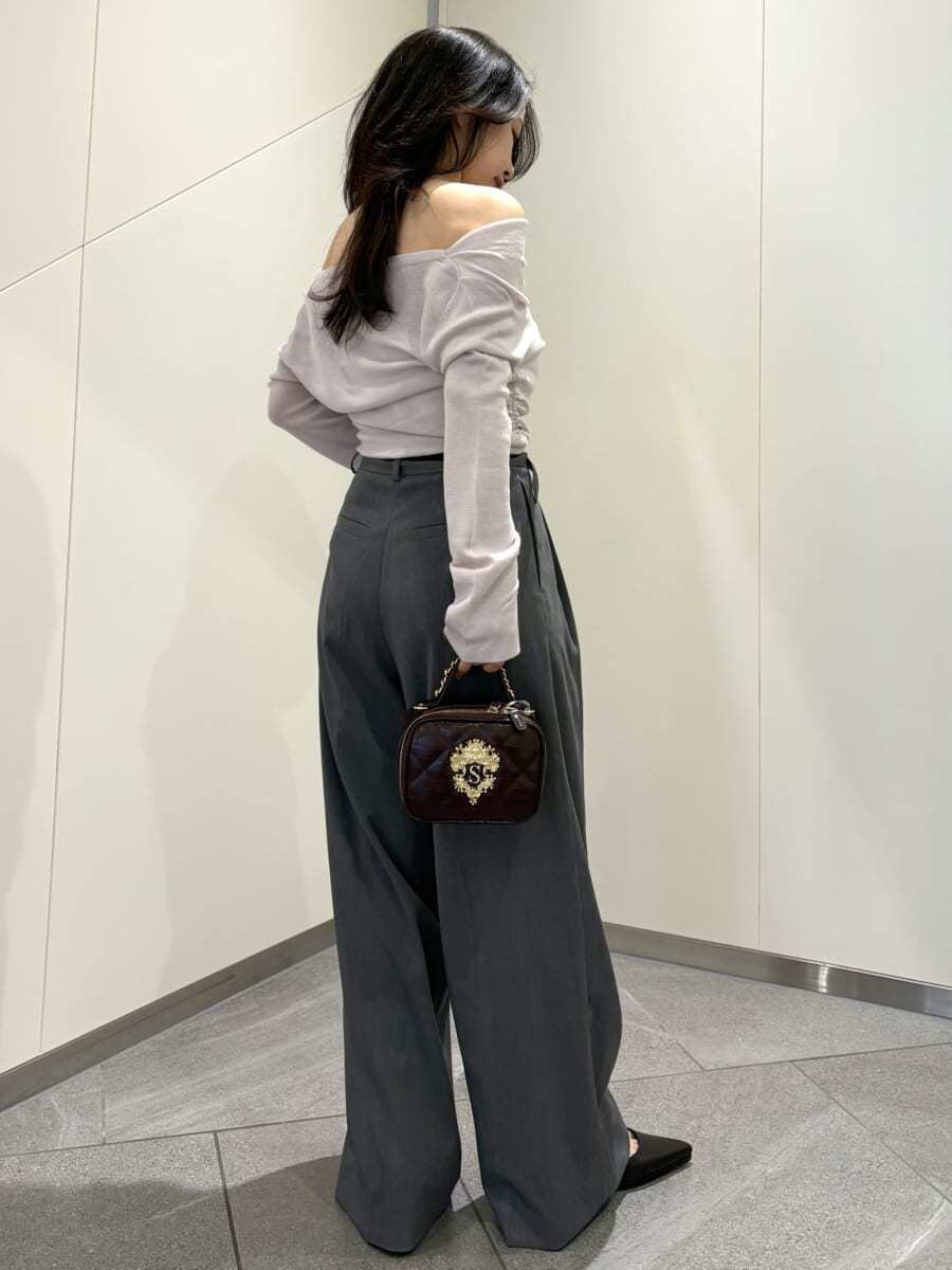 グレー系のその他パンツ、ピンク系のニット/セーター、ブラウン系のパンプスを着用したレディースの秋コーディネートの2枚目の写真