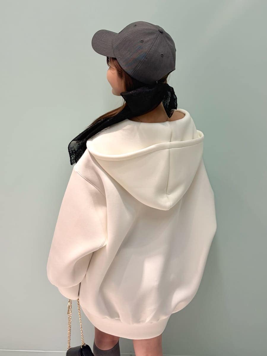 ブラック系のその他パンツ、ブラック系のショルダーバッグ、ブラック系のパンプスを着用したレディースの春コーディネートの6枚目の写真