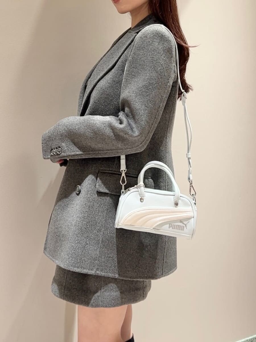 ブラック系のブーツ、グレー系のテーラードジャケット、グレー系のワンピースを着用したレディースの秋コーディネートの2枚目の写真